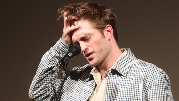 Robert Pattinson nastoupil na pódium karlovarského divadla s hodně ležérním rozcuchem (7. července 2018).