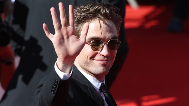 Robert Pattinson zdrav fanouky na zvrenm ervenm koberci MFF Karlovy Vary (7. ervence 2018).