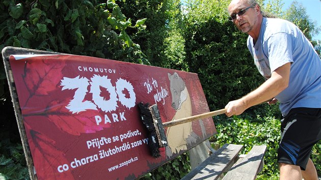V nejbližších dnech zaplaví nový vizuál zooparku reklamní plochy ve městě. Na snímku Petr Gertner lepí první plakátky na lavičky v centru města.