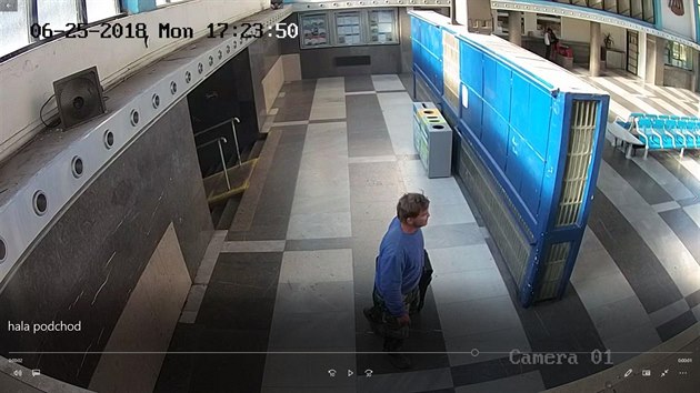 Hledaný muž, kterého zachytily kamery na vlakovém nádraží v Bílině.