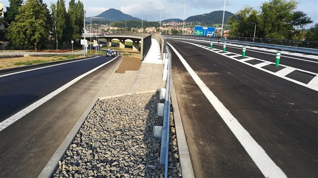 Mimoúrovňová křižovatka Rozbělesy, estakáda a osmiramenná okružní křižovatka. Tyto důležité poslední součásti stavby silnice I/62 Děčín – Vilsnice byly právě dokončeny.