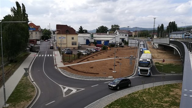 Mimoúrovňová křižovatka Rozbělesy, estakáda a osmiramenná okružní křižovatka. Tyto důležité poslední součásti stavby silnice I/62 Děčín – Vilsnice byly právě dokončeny.