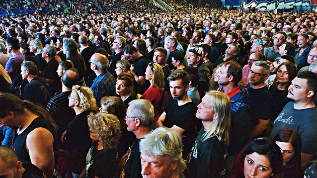 Vyprodan DRFG Arena bn znamen 7 700 divk na zpasech hokejist Komety, v pondl se vak do brnnsk haly vmstnalo o nkolik tisc lid vc. Dorazili na koncert rockovch vetern z britsk kapely Deep Purple.