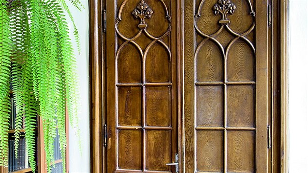 Dveře. Vyřezávané dřevěné dveře ve stylu novogotiky se dochovaly v sálech i vstupní chodbě.