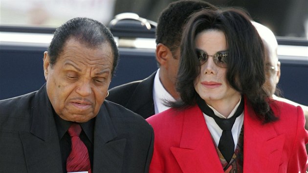 Joe Jackson a jeho syn Michael Jackson (Santa Maria, 14. bezna 2005)
