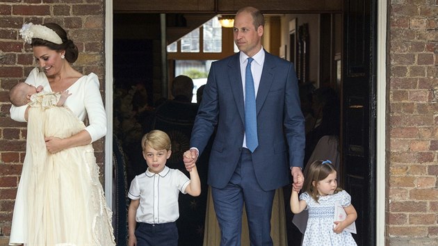 Vévodkyně Kate s princem Louisem a princ William s princem Georgem a princeznou Charlotte na křtinách nejmladšího syna (Londýn, 9. července 2018)