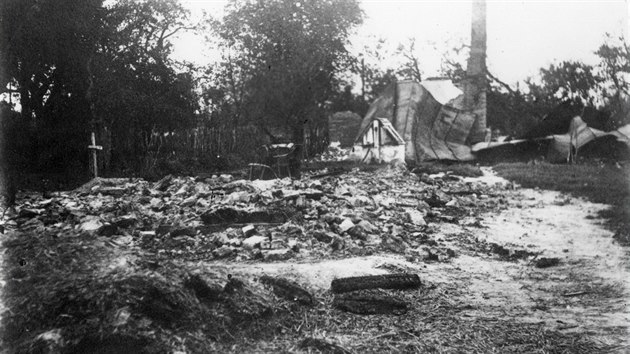 Obec Český Malín na Volyňsku (Ukrajina) po vypálení německými oddíly, společný hrob obětí nacistického zločinu ze dne 13.7.1943