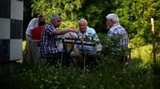 Nižní Novgorod. Ruští důchodci hrají šachy v místním parku (23. června 2018)