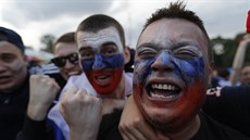 Rusové oslavují vítězství nad Španělskem v osmifinále fotbalového mistrovství...