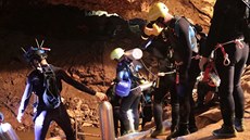 V thajské jeskyni pokračují záchranné akce. (8. července 2018)