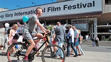 Nejlépe se návtvníci filmového festivalu pohybují po Karlových Varech na kole.