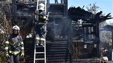 Požár chatky v karlovarské čtvrti Dvory, v níž přebývali bezdomovci.