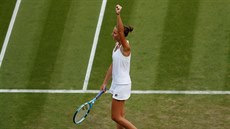 Karolína Plíková slaví postup do druhého týdne Wimbledonu.