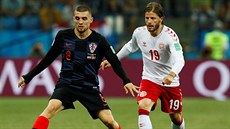 Chorvatský záložník Mateo Kovačič (vlevo) si kryje míč před Lasse Schönem z...