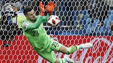 Chorvatský gólman Danijel Subašič chytá penaltu v rozstřelu osmifinálového...