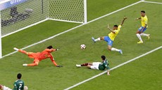 Brazilský útoník Neymar (úpln vpravo) tsn ped vstelením svého gólu do...