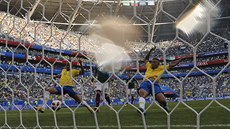 Brazilec Neymar (vlevo) stílí gól Mexiku.