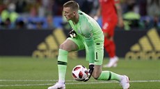 Anglický gólman Jordan Pickford rozehrává bhem utkání s Kolumbií.