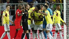 Kolumbijští fotbalisté diskutují s americkým rozhodčím Markem Geigerem, který...