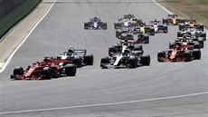 TĚSNĚ PŘED KOLIZÍ. Sebastian Vettel z Ferrari v popředí závodníků následován...