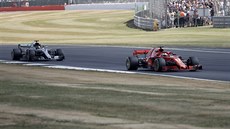 Sebastian Vettel ze stáje Ferrari ujíždí Lewisovi Hamiltonovi z Mercedesu během...