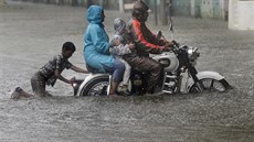 V Indii začalo období dešťů, takto to vypadá v ulicích Bombaje.