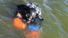 Hasi�i vytáhli utonulého mladíka z Hostiva�ské p�ehrady (3. �ervence 2018).