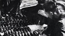 Severovietnamští partyzáni shromažďují munici přepravenou skrze džungli....