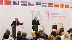 P�edseda �ínské vlády Li Kche-�chiang p�i projevu na zahájení ekonomického...