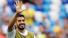 ÚSMĚV PŘED BITVOU. Fotbalista Uruguaye Luis Suárez se rozcvičuje před...
