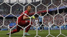 KIKS. Branká Uruguaye Fernando Muslera neudrel stelu Antoina Griezmanna ve...