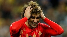 Belgický záloník Marouane Fellaini se drí za hlavu poté, co ve tvrtfinále...