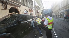 Auto blokovalo tramvaje v Lidické ulici na pra�ském Smíchov� (9. �ervence 2018).