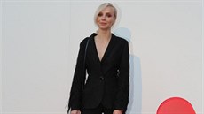 Elegantní stih erného kalhotového kostýmu, který Jana Plodková oblékla na...