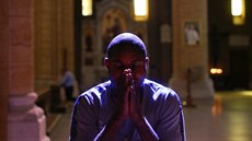 Nigerijský uprchlík se modlí v centru Říma. (5. července 2018)