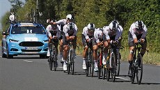 Tým Sky bhem pípravy na asovku drustev na Tour de France.