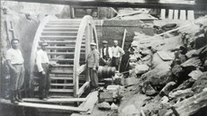Archivní snímek z oprav mlýna.