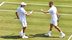 Mike Bryan (vlevo) je ve Wimbledonu s netradiním parákem. Jeho zranné dvoje...