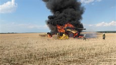 Po�ár kombajnu u Chlumce nad Cidlinou (6.7.2018).