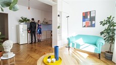 Hlavní obytný prostor rozděluje na tři části (kuchyň, obývací pokoj a ložnici)...