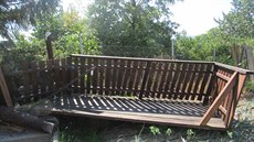 Na chat� v olomoucké místní �ásti Dro�dín se utrhl balkon, na kterém práv�...