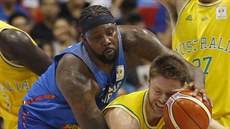 Andray Blatche (v modrém) z Filipín atakuje Matthewa Dellavedovu z Austrálie.