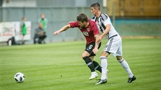 Luká� Vácha (�ervená) ze Sparty se sna�í uniknout Petru Javorkovi z �eských...