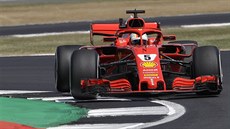 Sebastian Vettel ze stáje Ferrari během tréninku na VC Británie