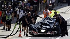 Auto Maxe Verstappena tlačí do boxů na britském Silverstonu technici ze stáje ...