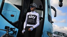 Chris Froome ze Sky opoutí týmový autobus.