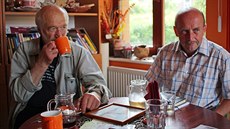 Fotograf Bohdan Holomíek a Ivo Farský, zakladatel Vakovy stezky, v Oranové...