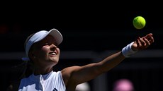 Britská tenistka Harriet Dartová servíruje v prvním kole Wimbledonu proti...