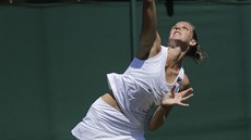 Česká tenistka Karolína Plíšková servíruje v prvním kole Wimbledonu. V zápase...