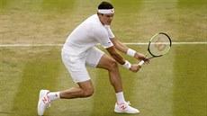 Kanadský tenista Milos Raonic spchá k míku ve druhém kole Wimbledonu, v nm...
